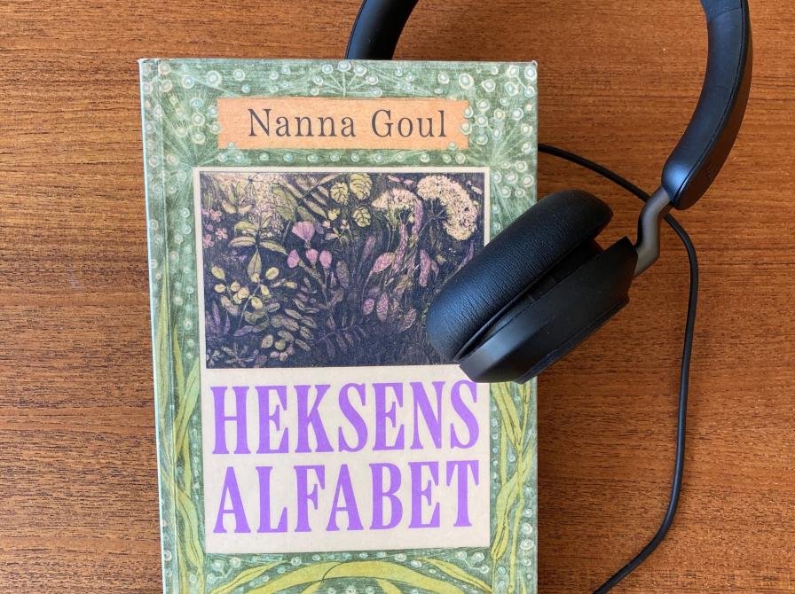 Bogen Heksens alfabet og høretelefoner