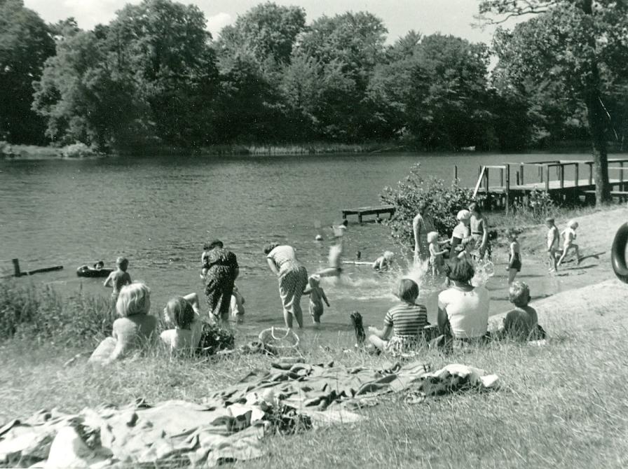Fotografi af badegæster ved Skjolden i 1957