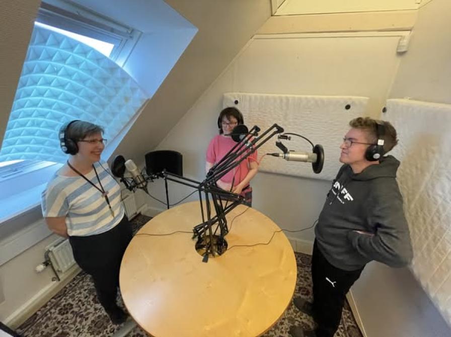 Fotografi af Sanne i studiet med TV Glad