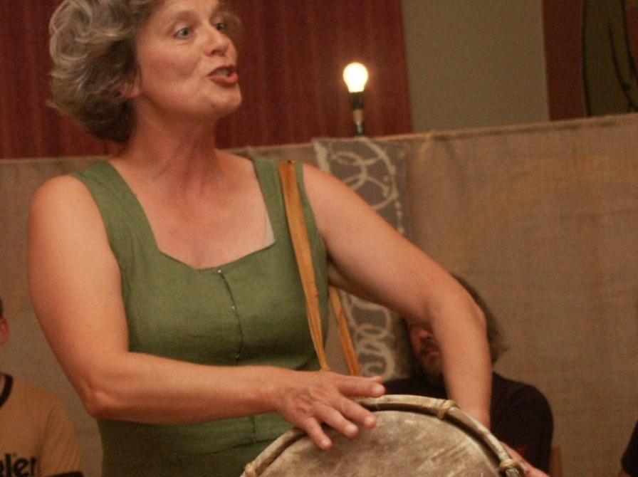 Fortæller Ingrid Hvass med tromme