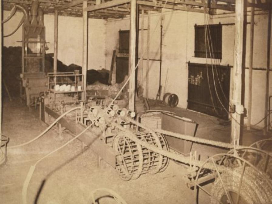 Fotografi af maskine fra 1970, der anvendtes til bevikling af drænrør 