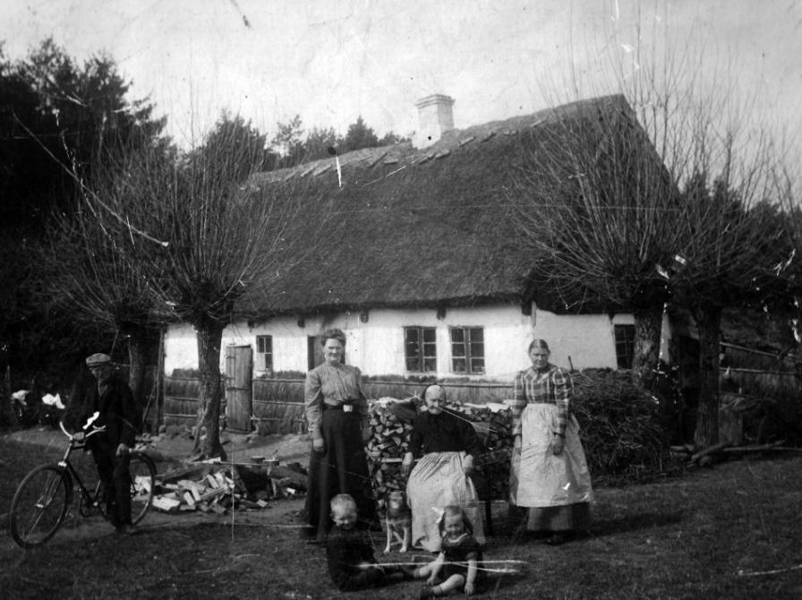 fotografi af mennesker foran hus i Bromme skov