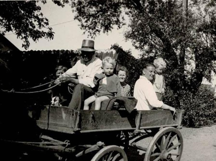 Farbror Christian er kommet på besøg og giver en hestevognstur i 1945. Niels sidder foran. Onkel med fætter Jørgen bagved. Faster og mor kigger i baggrunden
