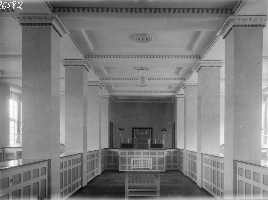Ekspeditionslokale, for enden bankkassen. 1920erne