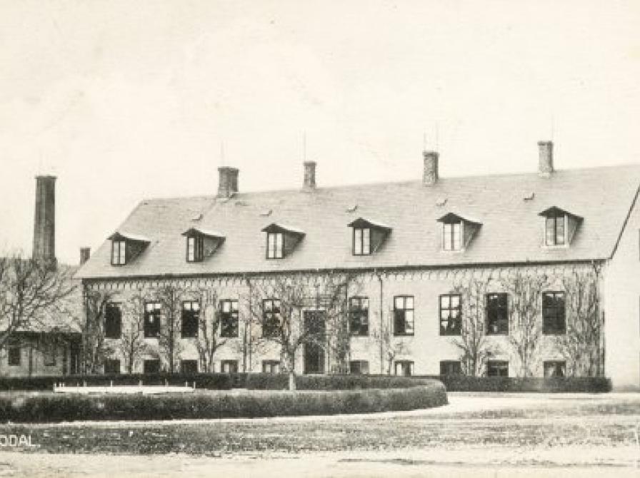 foto af den store hovedbygning for 100 år siden