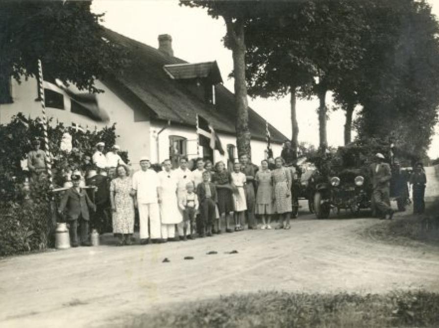 foto af medarbejdere på festdag foran Duebjerg mejeri i K. Flinterup sogn 1943