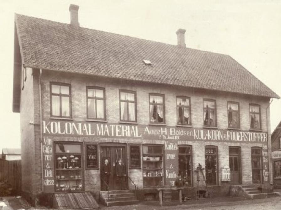 foto af Købmandsgården i Stenlille , en blandet landhandel for omkring 100 år siden