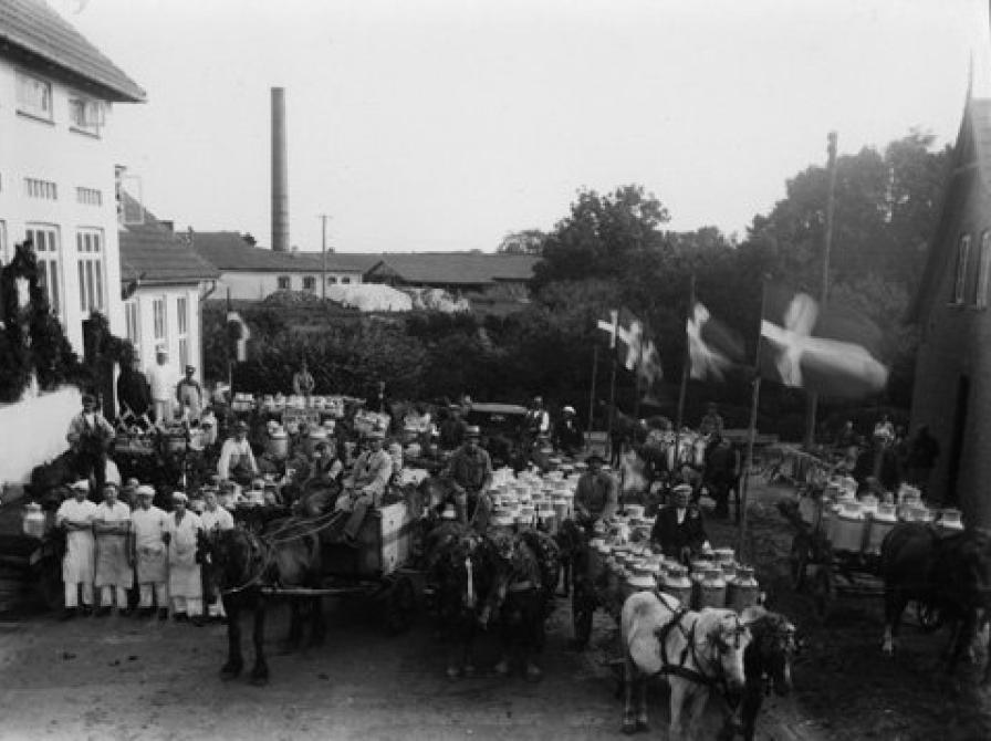 foto af Råbjerg mejeri i anledning af 50 års jubilæum