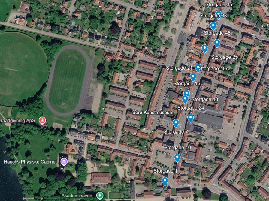 De blå markeringer viser bygninger med QR-koder på Storgade i Sorø 