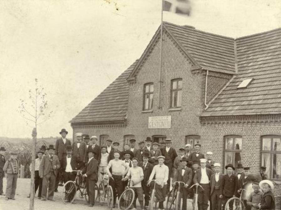 Stenlille cykelklub foran A.P.Christensens Stenlille Gæstgiveri, bygget i 1899. Bemærk lysthusene til venstre.