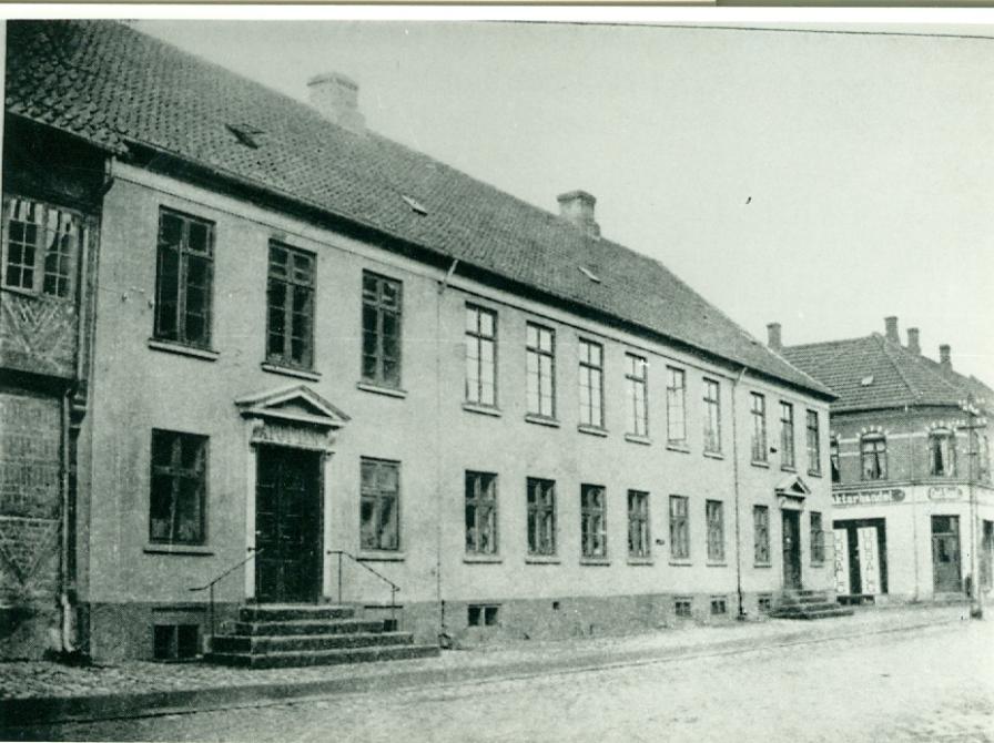 Billede af facaden på Sorø Apotek, Storgade 19, Sorø ca. 1906