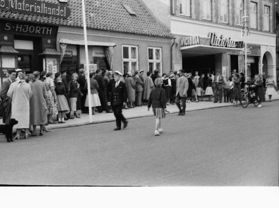 Storgade 15 - Kø foran Biograf Victoria i 1958