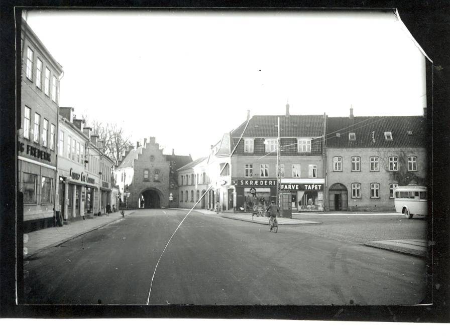 I midten ses Klosterporten cirka år 1953. Til højre ses Aagaards Farvehandel og Elo Elisasens skrædderi, Storgade 3.  På venstre side ses Hotel Frederik den VII, Colding's Konditori og Kjærgaard's tobaks- og vinhandel.