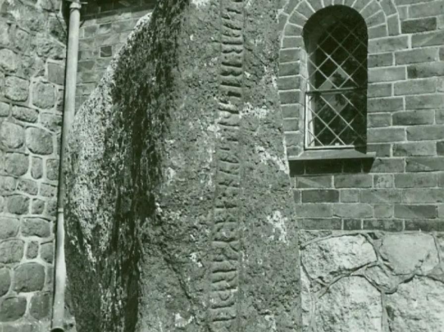 foto af Runesten ved Fjenneslev Kirke