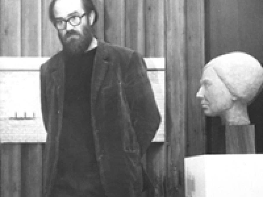 Jens Chr. Ebbestad ved skulptur