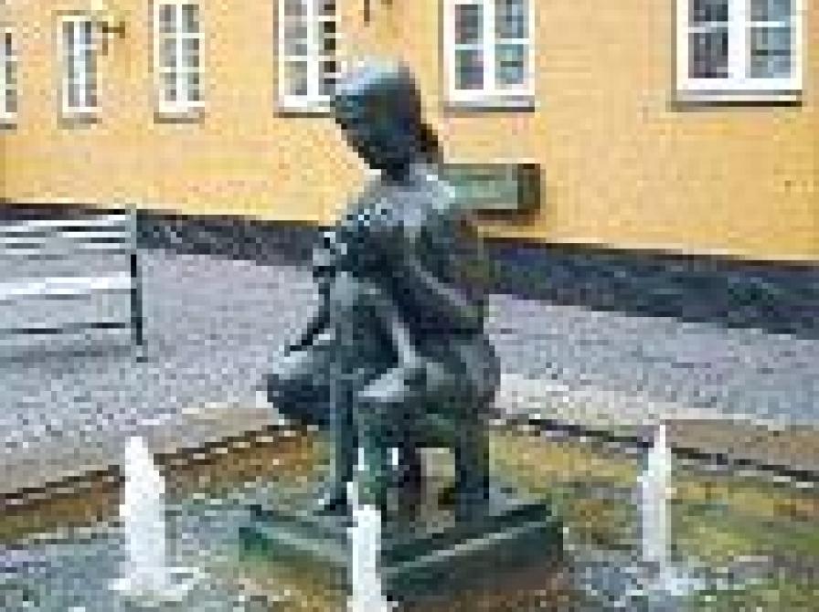 foto af en skulptur Mor og barn i Danske banks gård