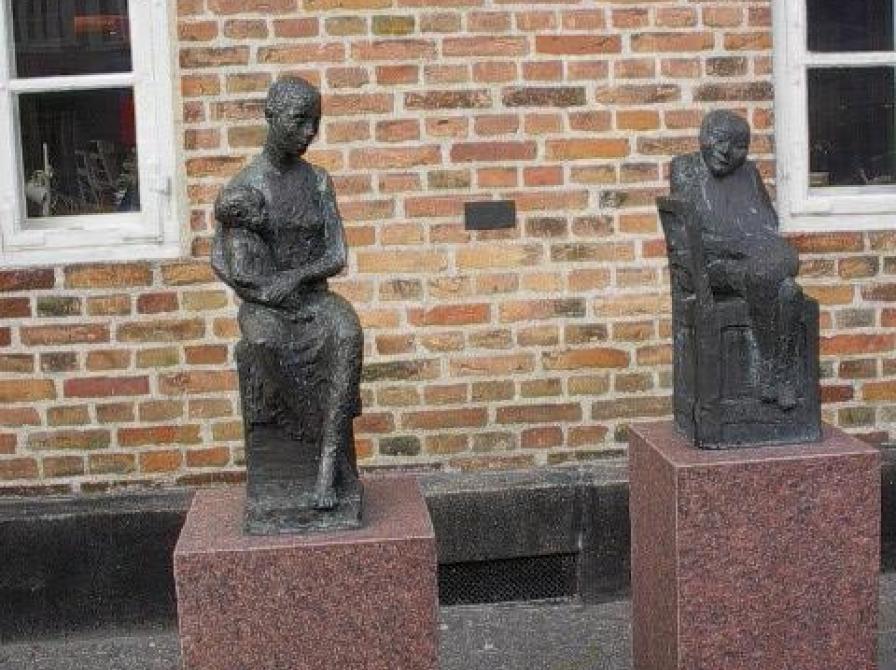foto af 2 skulpturer Mor og barn og Amalie på stol foran Sorø bibliotek