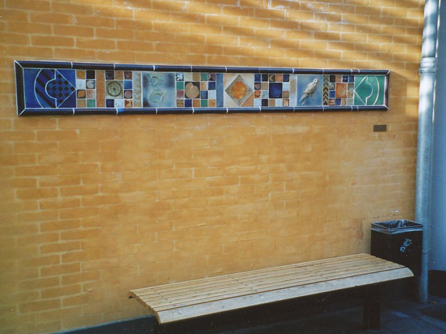 foto af Relief af Gerda Østergaard i Holbergarkaden 