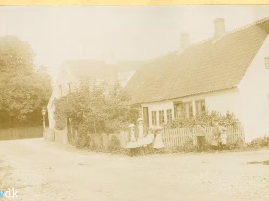 Foto af Fiskerstien med huse og fint opstillede børn