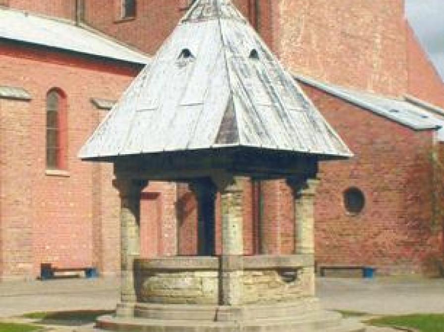 Foto af Fratergården med Fraterbrønden
