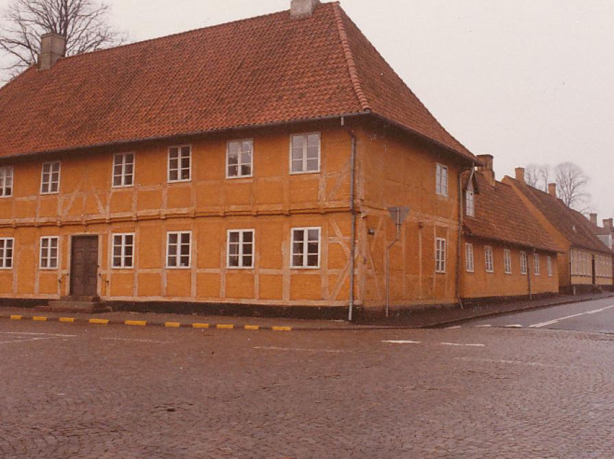 Foto af huset på hjørnet af Søgade og Torvet, også kaldet Regensen