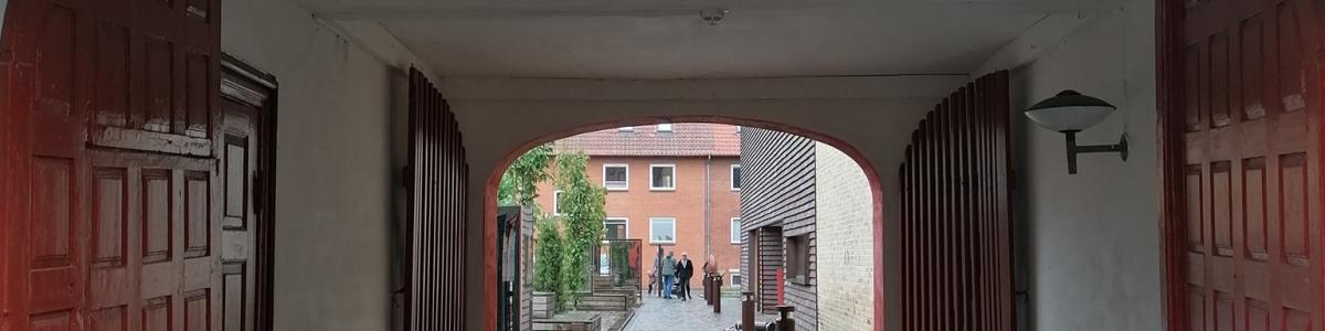 Fotografi af indgangsporten til Sorø Bibliotek