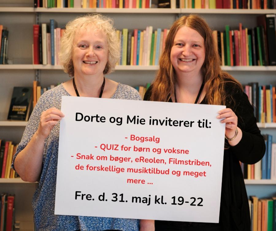 Fotografi af Dorte og Mie der holder et skilt op, der fortæller om Kulturnatten i Dianalund.