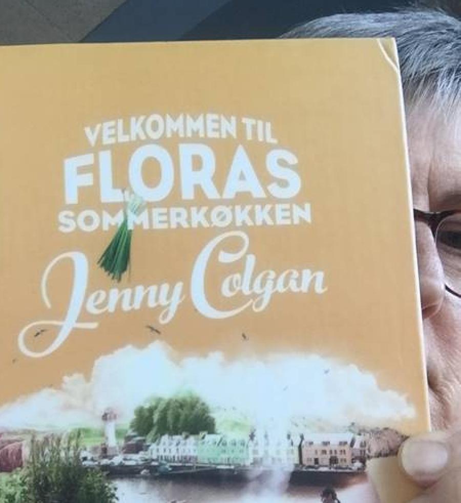 Dorthe med bogen "Velkommen til Floras sommerkøkken"