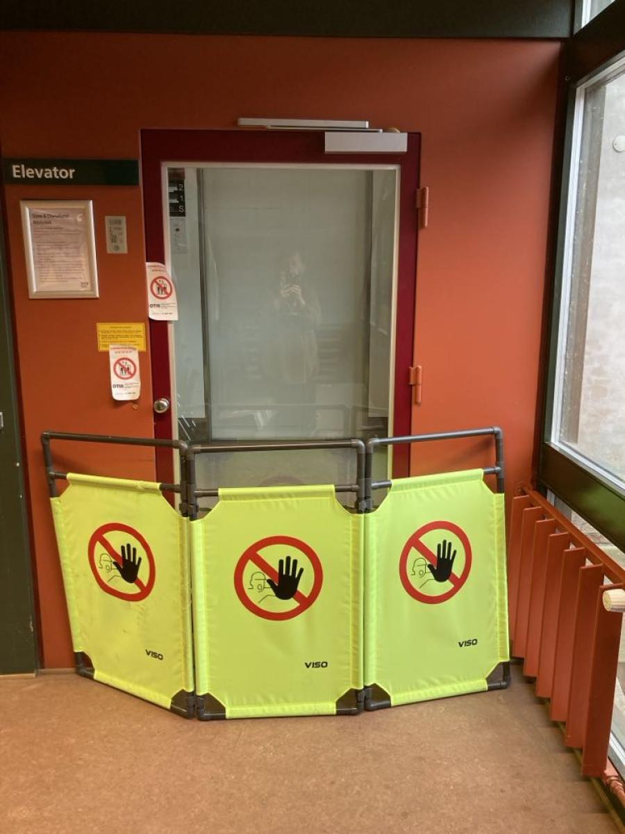 Fotografi af elevator med afspærring