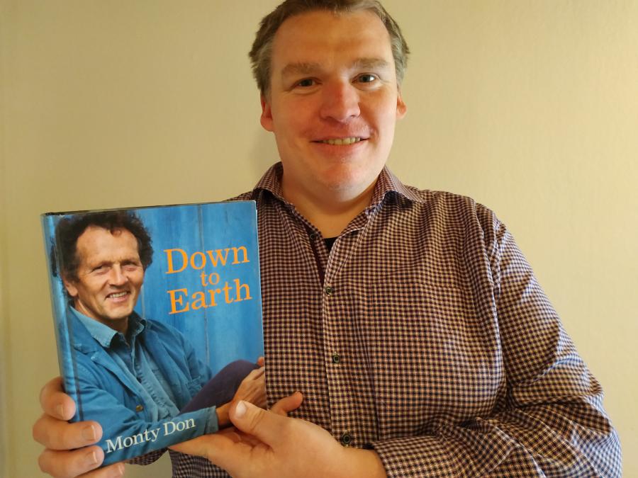 Martin med bogen "Down to Earth"